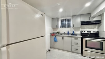 16 Burrard Rd in Toronto, ON - Building Photo