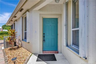 6892 SE Warwick Ln in Stuart, FL - Foto de edificio - Building Photo