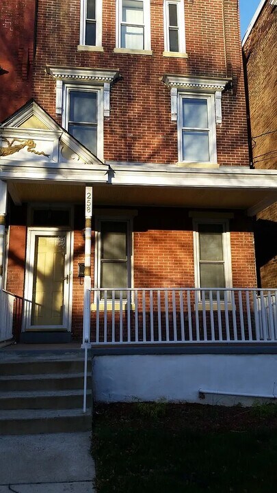 258 Bellevue Ave in Trenton, NJ - Building Photo