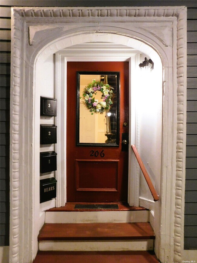 206 E Main St, Unit 3 in Port Jefferson, NY - Building Photo - Building Photo