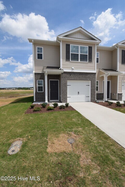 3605 Sedge Dr in Winterville, NC - Building Photo