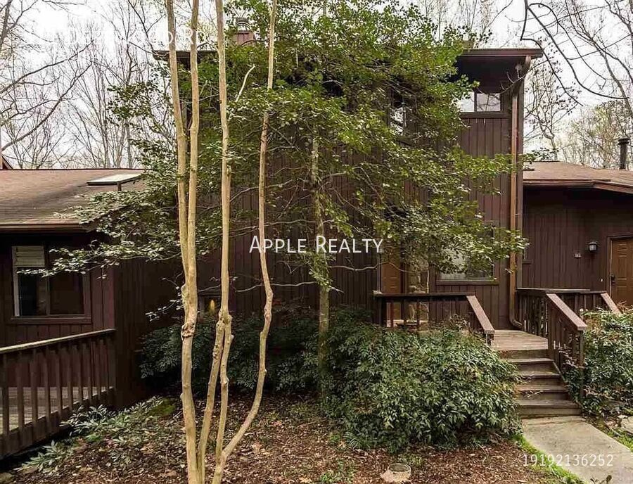 311 Deepwood Rd in Chapel Hill, NC - Building Photo