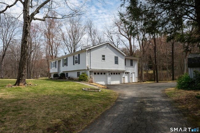 10 Grove Pl in Bethel, CT - Building Photo - Building Photo