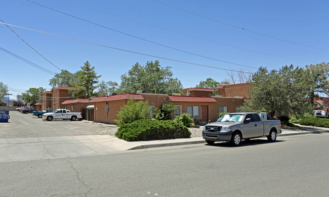 Foxfire Apartments in Albuquerque, NM - Building Photo - Building Photo