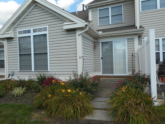 527 Oak Hill Ln in Wyomissing, PA - Building Photo - Building Photo