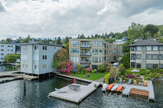 SUNBREAKER CONDOMINIUM in Seattle, WA - Building Photo - Building Photo