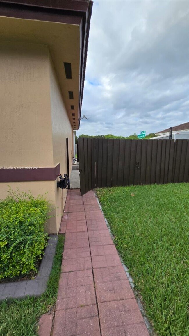 604 SE 12th Ter-Unit -1 in Homestead, FL - Building Photo - Building Photo