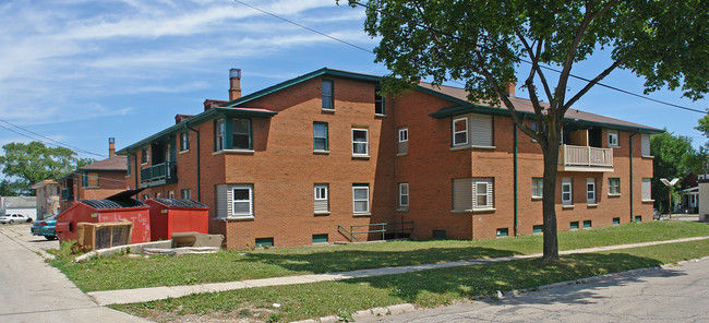 4505-4525 N 36th St in Milwaukee, WI - Foto de edificio - Building Photo