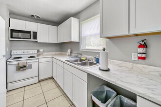 7042 Rollo Rd in Jacksonville, FL - Building Photo - Building Photo