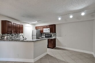 9999 Summerbreeze Dr in Sunrise, FL - Building Photo - Building Photo