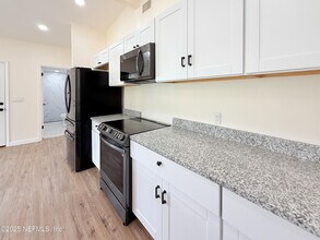1851 Louvre Dr in Jacksonville, FL - Building Photo - Building Photo