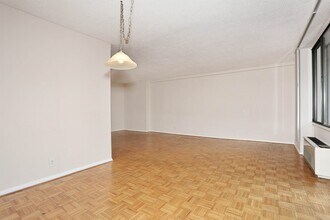 300 Winston Dr in Cliffside Park, NJ - Building Photo - Building Photo