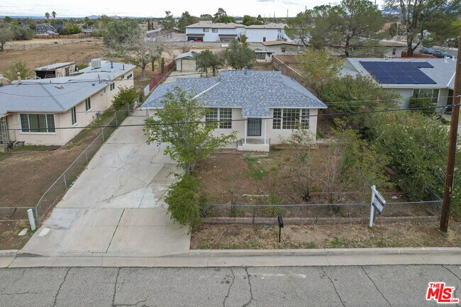 38020 12th St E in Palmdale, CA - Building Photo - Building Photo