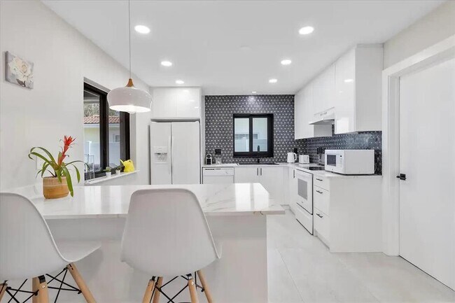 233 SE 4th Ter in Dania Beach, FL - Foto de edificio - Building Photo