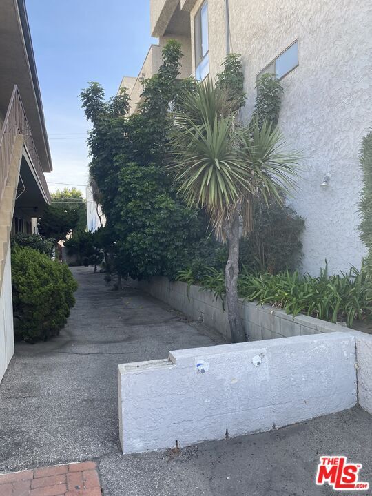 1552 Brockton Ave in Los Angeles, CA - Building Photo - Building Photo