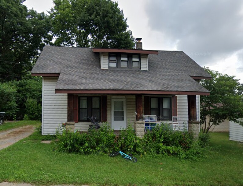 112 Charles Ct in Buchanan, MI - Building Photo