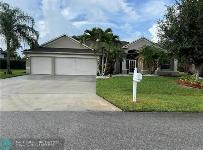 2811 Serenity Cir S in Fort Pierce, FL - Building Photo - Building Photo