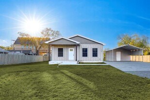 1303 Aransas St in Lockhart, TX - Building Photo