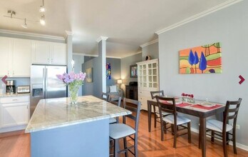 210 S Desplaines St in Chicago, IL - Building Photo - Building Photo