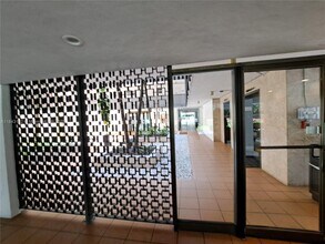 100 Ocean Ln Dr in Key Biscayne, FL - Building Photo - Building Photo