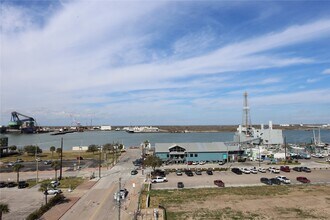 1927 Harborside Dr in Galveston, TX - Building Photo - Building Photo