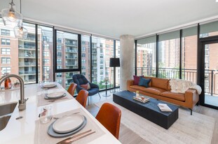 33 W Delaware Pl, Unit 14k in Chicago, IL - Building Photo