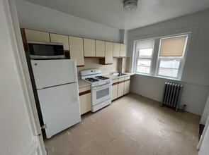 34 Medfield St, Unit 5 in Boston, MA - Foto de edificio - Building Photo