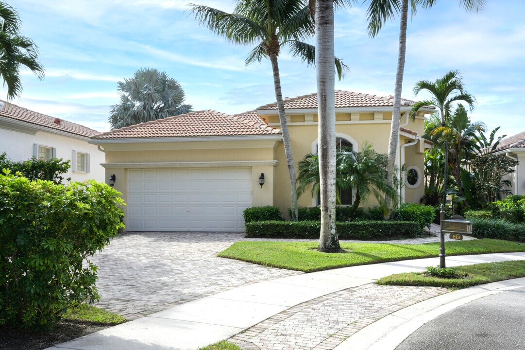 233 Andalusia Dr in Palm Beach Gardens, FL - Building Photo