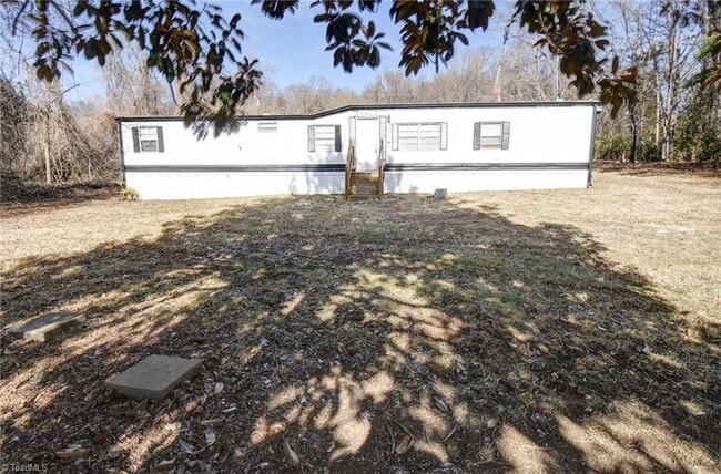 4574 Calhoun Dr in Liberty, NC - Building Photo - Building Photo