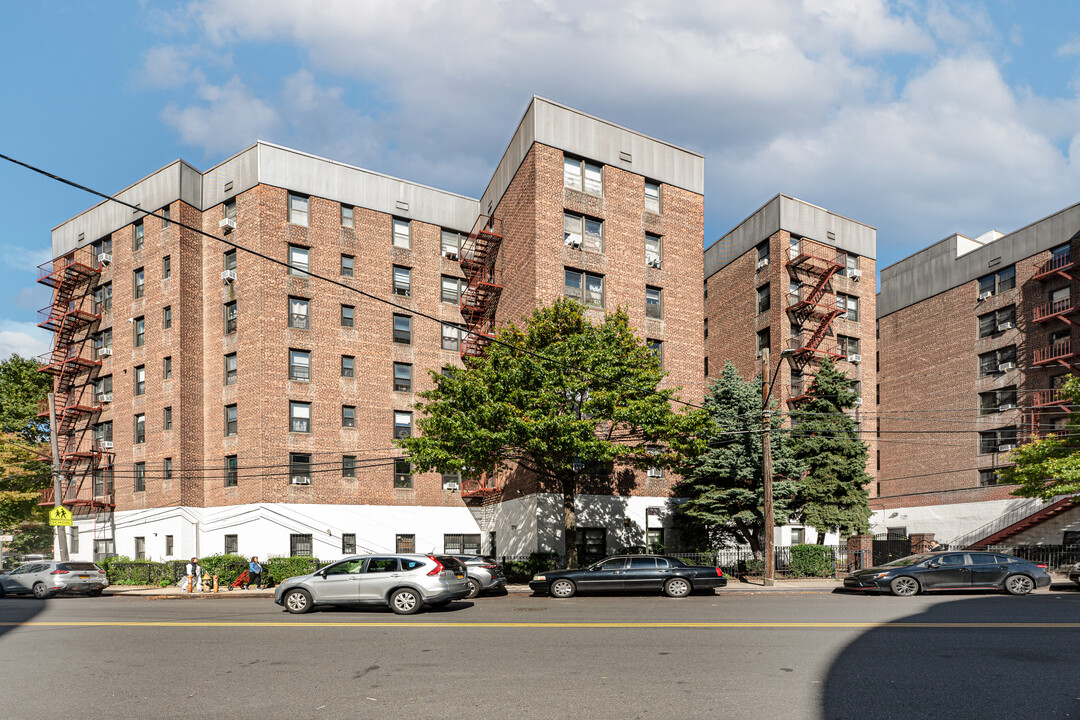 The Hilltop House in Elmhurst, NY - Foto de edificio