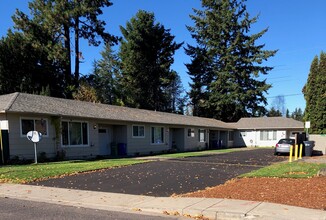 1700 N Davis St in Cornelius, OR - Building Photo - Building Photo