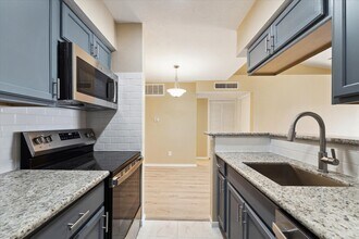 11201 Lynbrook Dr in Houston, TX - Foto de edificio - Building Photo