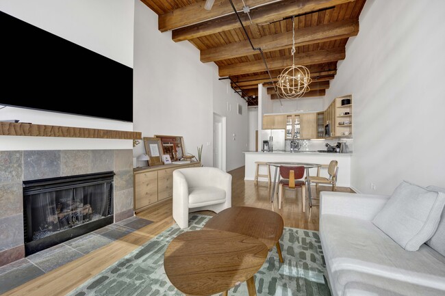 525 W Superior St, Unit 322 in Chicago, IL - Building Photo - Building Photo