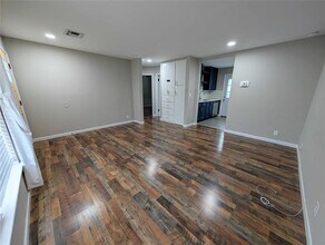 2216 Hasley Dr in The Village, OK - Building Photo - Building Photo