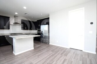 2100 E Wisteria Dr in Chandler, AZ - Foto de edificio - Building Photo