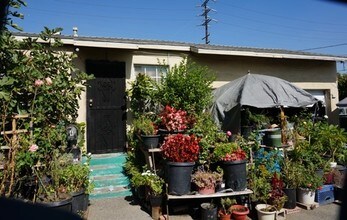 9824-9830 Alameda St in South Gate, CA - Building Photo - Building Photo