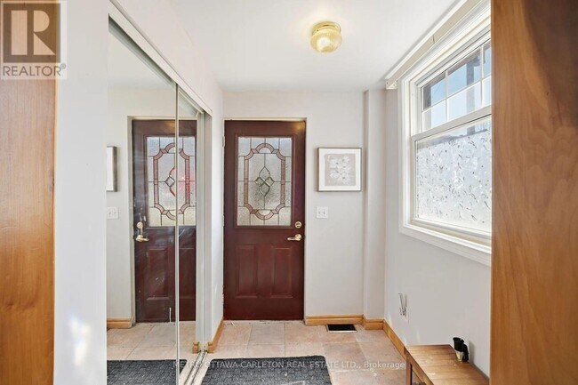 556 Melbourne Ave in Ottawa, ON - Building Photo - Building Photo