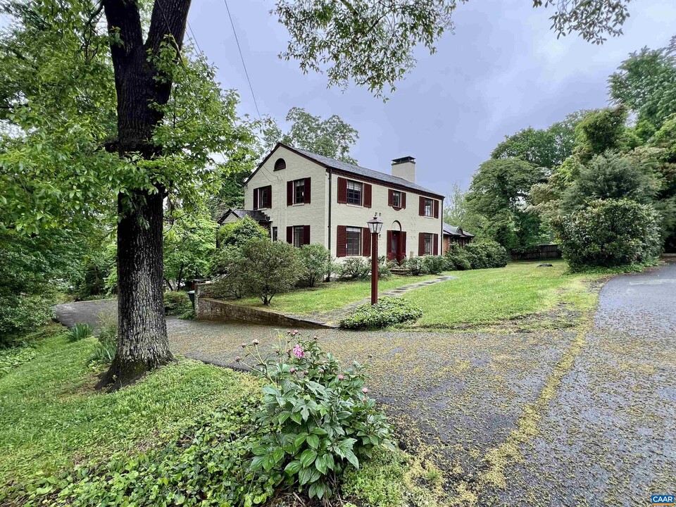 1874 Wayside Pl in Charlottesville, VA - Foto de edificio