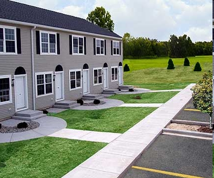 White Pine Village Townhomes in Cadillac, MI - Foto de edificio - Building Photo