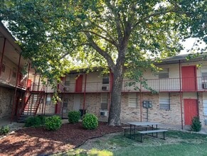 Camden Apartments and Townhomes in Lawton, OK - Building Photo - Building Photo