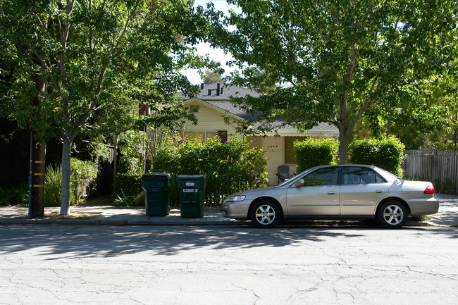 1340 Mills St in Menlo Park, CA - Foto de edificio - Building Photo