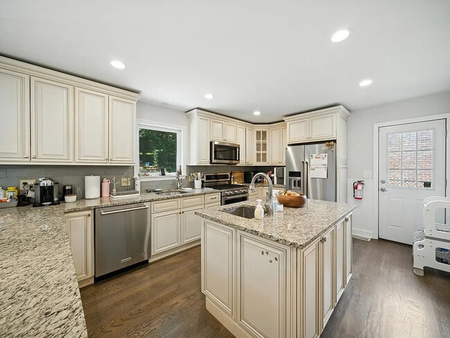 972 E Lawn Dr in Teaneck, NJ - Building Photo - Building Photo