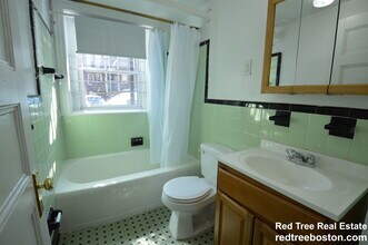 1589 Beacon St, Unit B in Brookline, MA - Building Photo - Building Photo