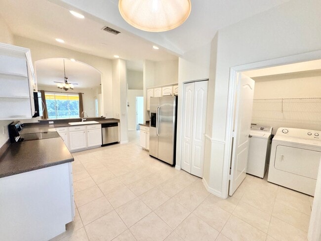 14977 Toscana Way in Naples, FL - Foto de edificio - Building Photo
