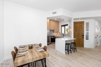 7027 N Scottsdale Rd in Paradise Valley, AZ - Building Photo - Building Photo