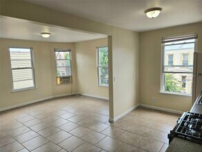 78-05 81st St in Queens, NY - Foto de edificio - Building Photo