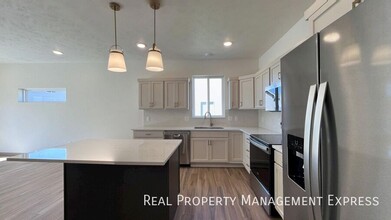 Modern 3-Bed, 2.5-Bath Home in West Sioux in Sioux Falls, SD - Building Photo - Building Photo