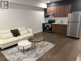 15 Persica St in Richmond Hill, ON - Building Photo