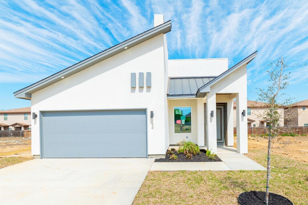 154 Lagos Ave in Laredo, TX - Building Photo