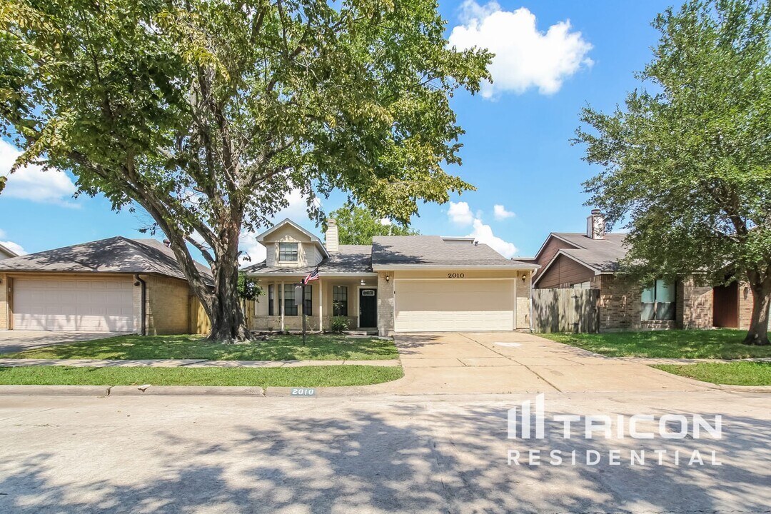 2010 Woodland Hills Dr in Missouri City, TX - Foto de edificio